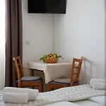 Roic Apartment *