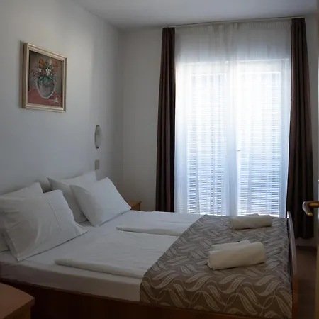 Roic Apartment *